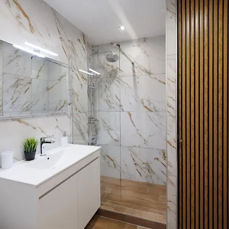 Апартаменты Modern Urban Oasis Near Metro Hub
